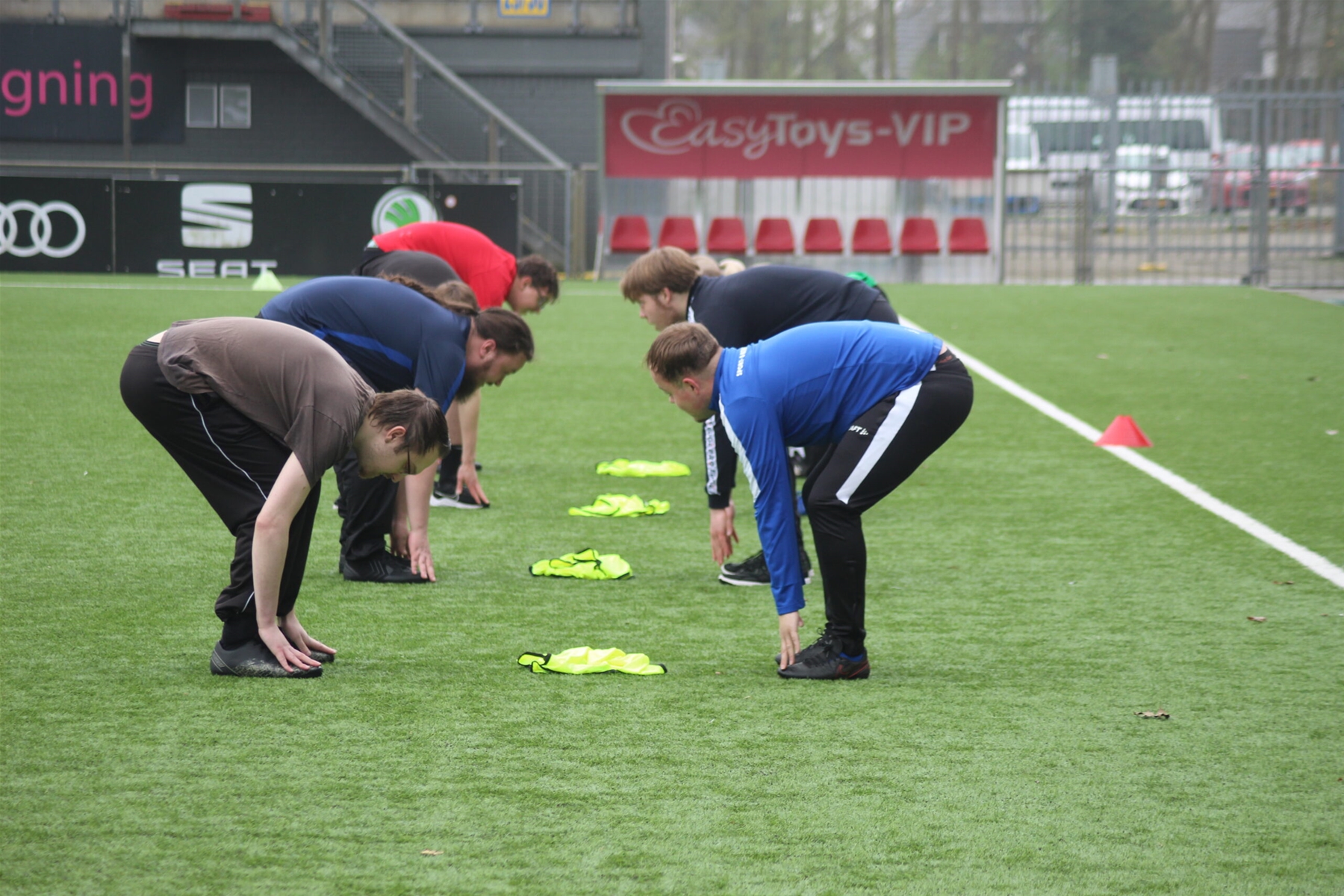 Foto met jongeren van Scoren in Drenthe tijdens een voetbal training